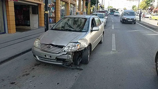 Motosikletin karıştığı kaza güvenlik kamerasına yansıdı