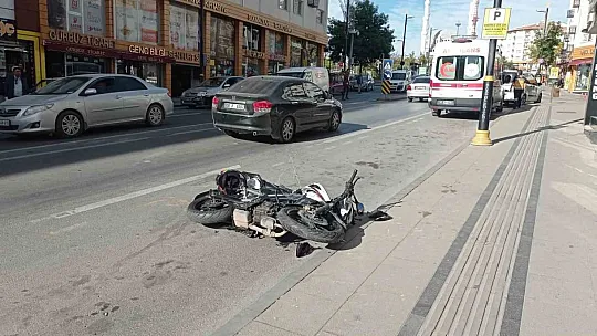 Motosikletin karıştığı kaza güvenlik kamerasına yansıdı