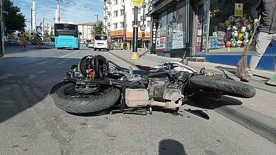 Motosikletin karıştığı kaza güvenlik kamerasına yansıdı