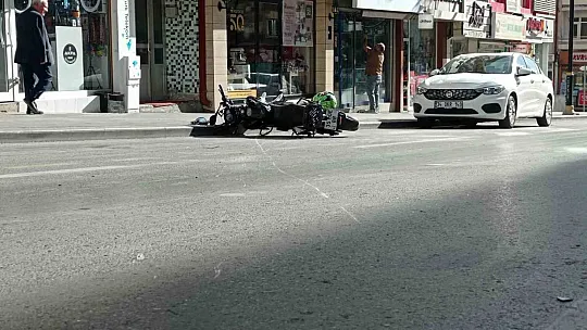Motosikletin karıştığı kaza güvenlik kamerasına yansıdı