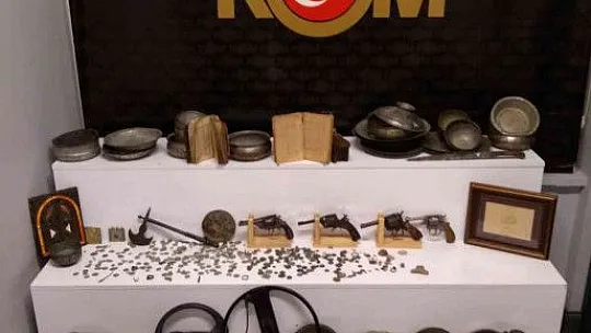 Müze gibi eve polis baskını