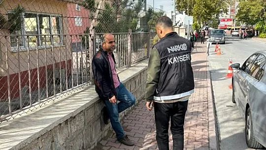 Ekipler okul çevrelerinde göz açtırmıyor