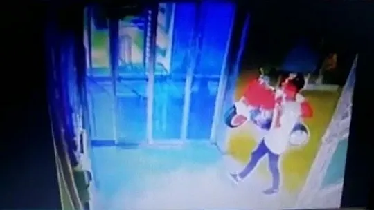 Ellerine ne geçtiyse çaldılar