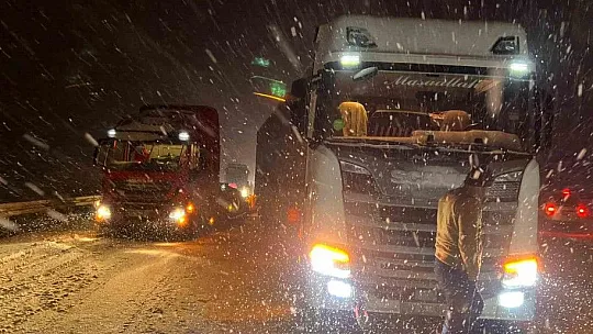 Kar yağışı ulaşımı olumsuz etkiledi