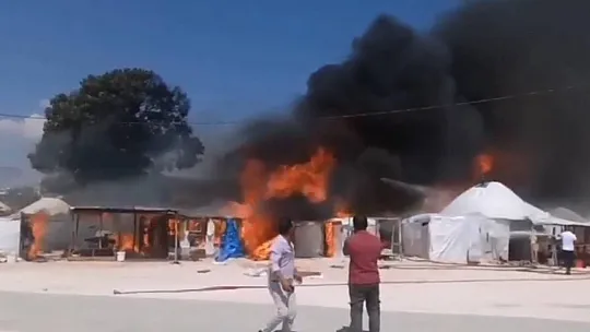 Oba çadırında yangın ve patlama meydana geldi: 12 çadır kül oldu