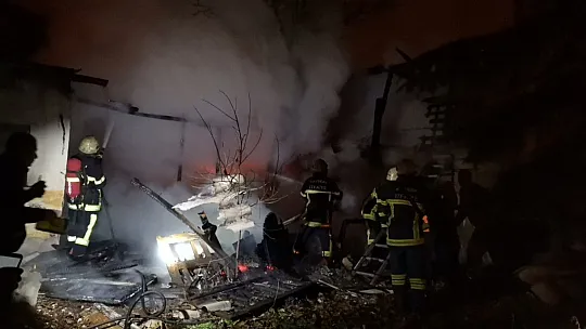 Odunlukta çıkan yangın 2 eve hasar verdi