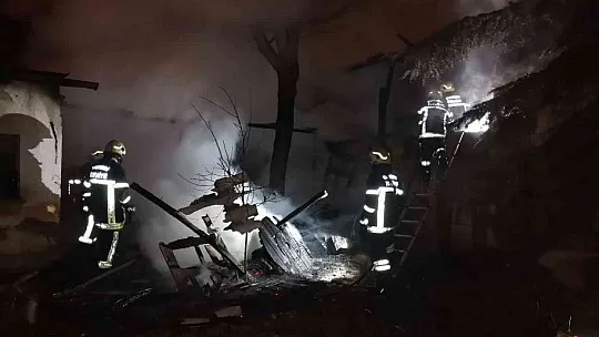 Odunlukta çıkan yangın 2 eve hasar verdi