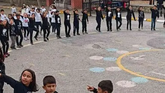 Öğrenci ve öğretmenlerden muhteşem gösteri
