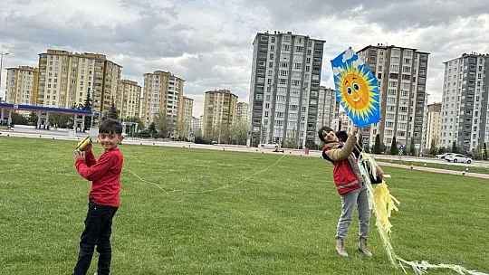 Afgan Mülteciler Derneği, Kayseri'de uçurtma şenlik yaptı!