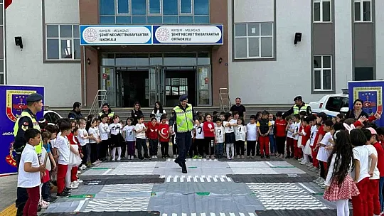 Jandarma'dan öğrencilere neşeli eğitim...