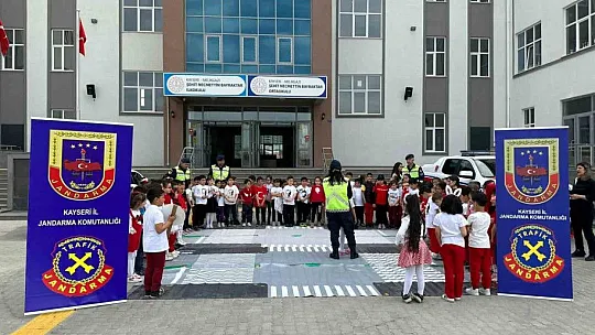 Jandarma'dan öğrencilere neşeli eğitim...