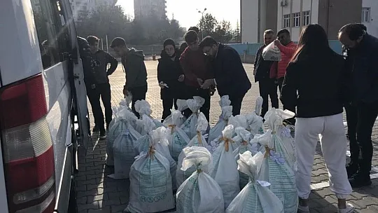 Öğrenciler, harçlıkları depremzedelere gönderdi