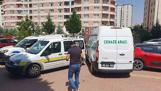 Pencereden düşen öğretmen hayatını kaybetti