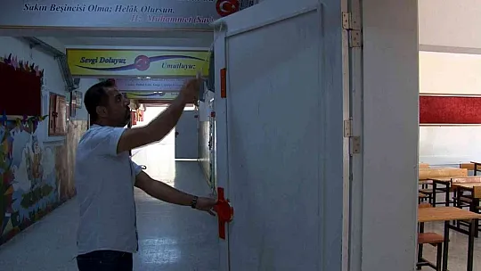 Öğretmenler kolları sıvadı, okulu boyadı