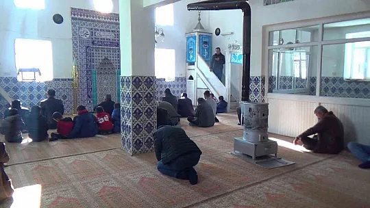 Okulda öğretmen, camide imam
