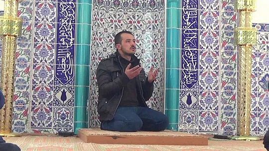 Okulda öğretmen, camide imam