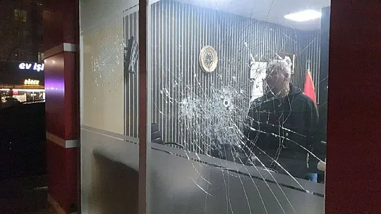 Önüne çıkan iş yerlerine kurşun yağdırdı