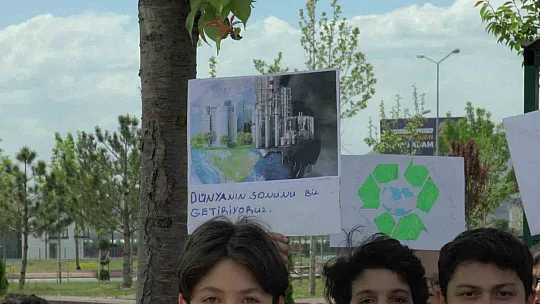 Ellerinde pankartlarla bakın niye yürüdüler?