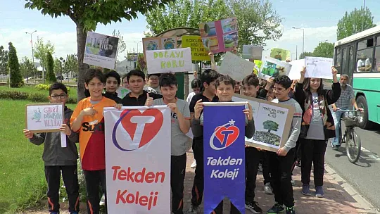 Ellerinde pankartlarla bakın niye yürüdüler?