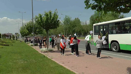 Ellerinde pankartlarla bakın niye yürüdüler?