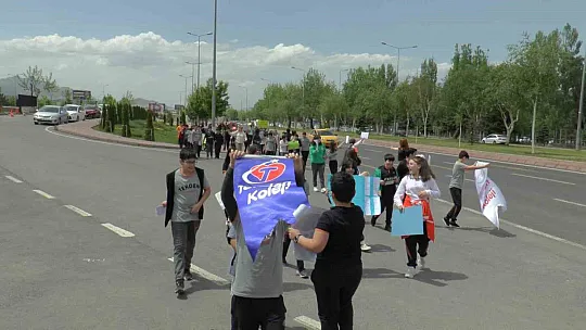 Ellerinde pankartlarla bakın niye yürüdüler?