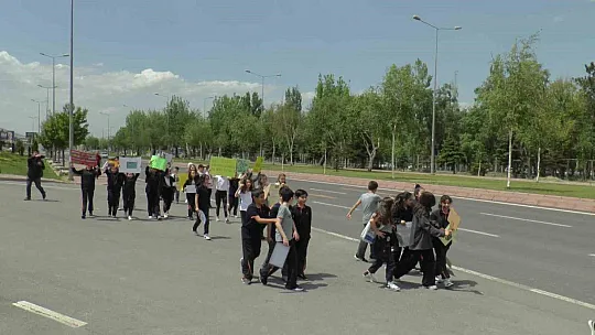 Ellerinde pankartlarla bakın niye yürüdüler?