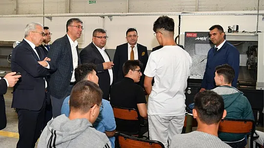 OSB Başkanı Yalçın, Teknik Kolej'de öğrencilere nasihatte bulundu