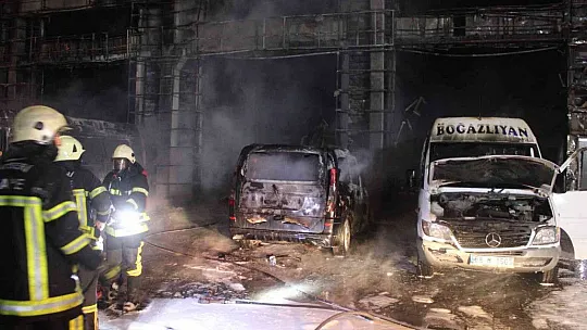 Oto servisinde çıkan yangında 10 araç yandı