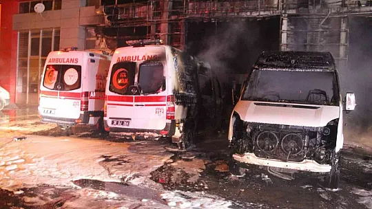 Oto servisinde çıkan yangında 10 araç yandı