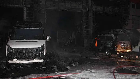 Oto servisinde çıkan yangında 10 araç yandı