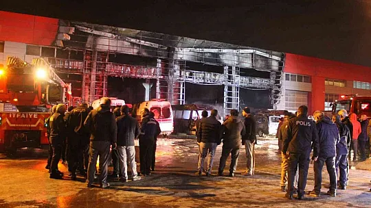 Oto servisinde çıkan yangında 10 araç yandı