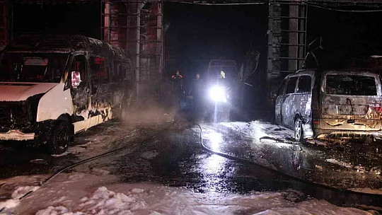 Oto servisinde çıkan yangında 10 araç yandı