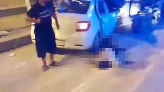 Otomobil asfalt makinesine arkadan çarptı: 1 ölü, 4 yaralı