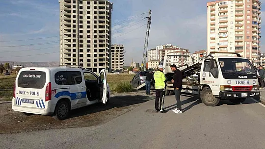 Otomobil, kaldırımda yürüyen yaşlı çifte çarptı: 1 ölü, 2 yaralı