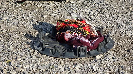 Otomobil, kaldırımda yürüyen yaşlı çifte çarptı: 1 ölü, 2 yaralı