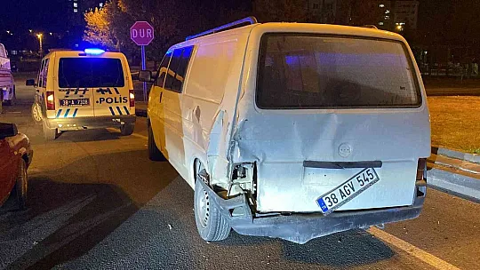 Otomobil minibüsle çarpıştı! 4 kişi...