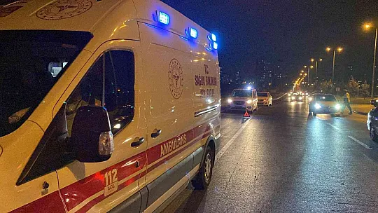 Otomobil minibüsle çarpıştı! 4 kişi...