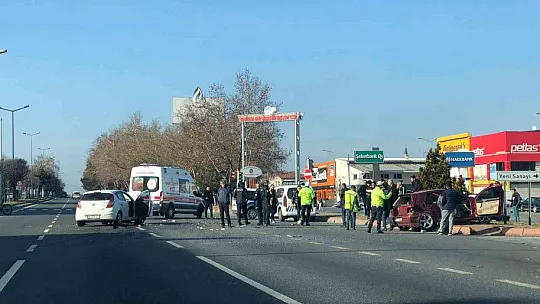 Otomobiller çarpıştı! 2 kişi...
