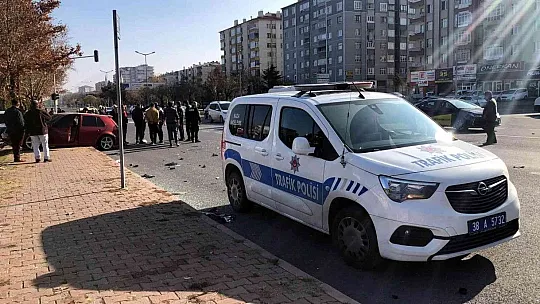 Otomobiller çarpıştı! 2 kişi...