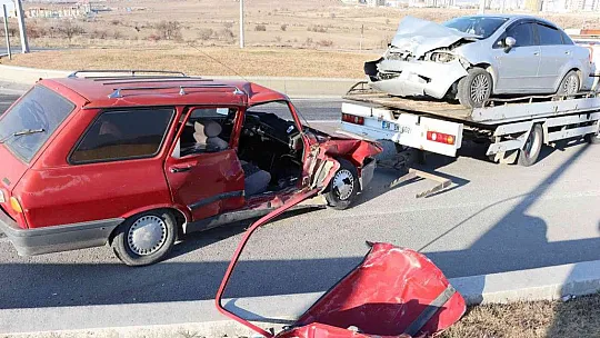 Otomobiller çarpıştı, 7 kişi yaralandı