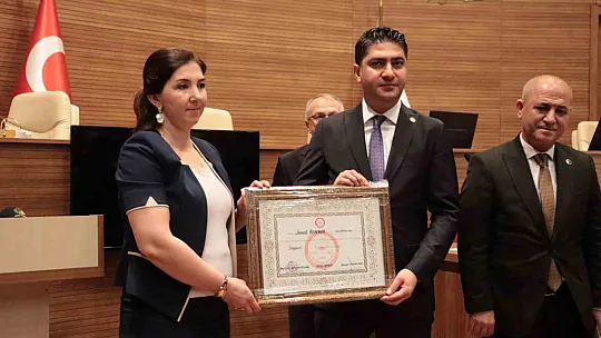 Özdemir ve Ersoy mazbatalarını aldı