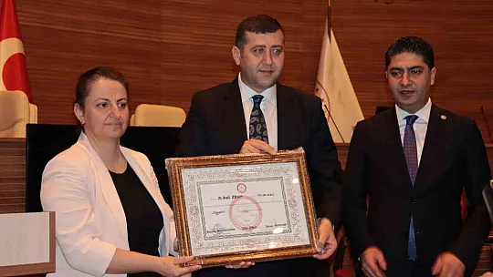 Özdemir ve Ersoy mazbatalarını aldı