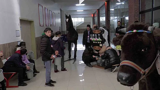 Özel çocuklar süt sağım tekniklerini öğrendi
