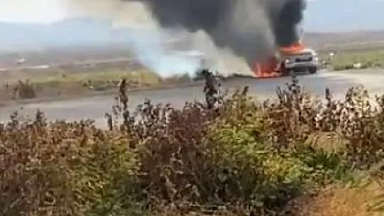 Park halindeki otomobil alev alev yandı