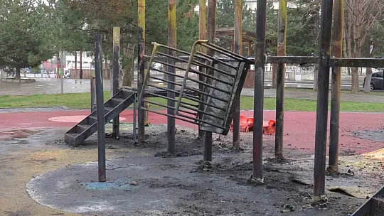 Park Yandı! Oyuncaklar Kül Oldu...Polis soruşturma başlattı