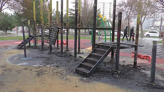 Park Yandı! Oyuncaklar Kül Oldu...Polis soruşturma başlattı
