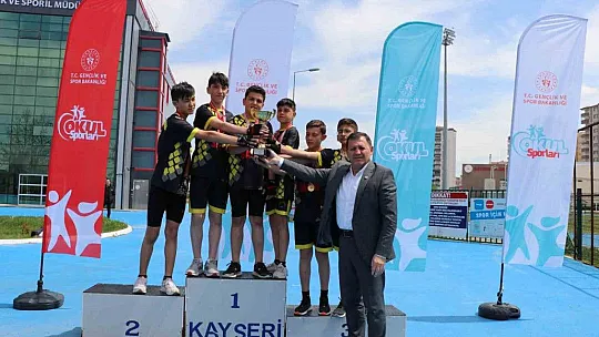 Dereceye girenler kupalarına kavuştu!