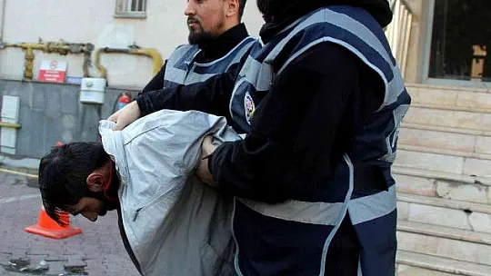 Polisten kaçmak için bakın nereye saklandı?