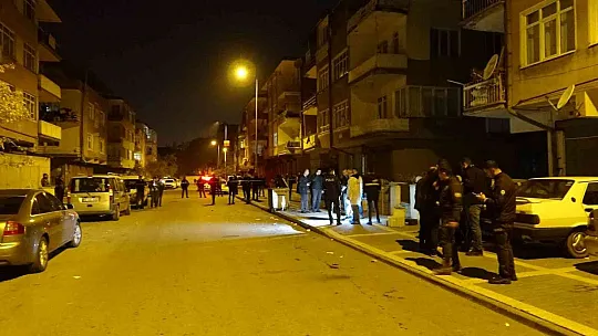 Polisler bıçaklandı: 1'i bekçi 3'ü polis 4 yaralı var