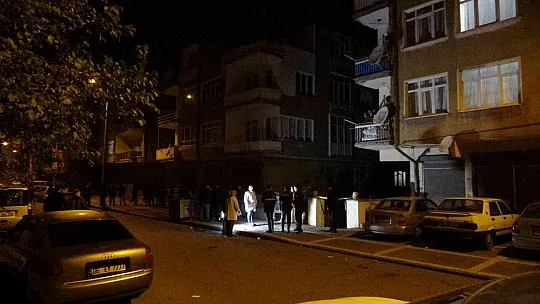 Polisler bıçaklandı: 1'i bekçi 3'ü polis 4 yaralı var